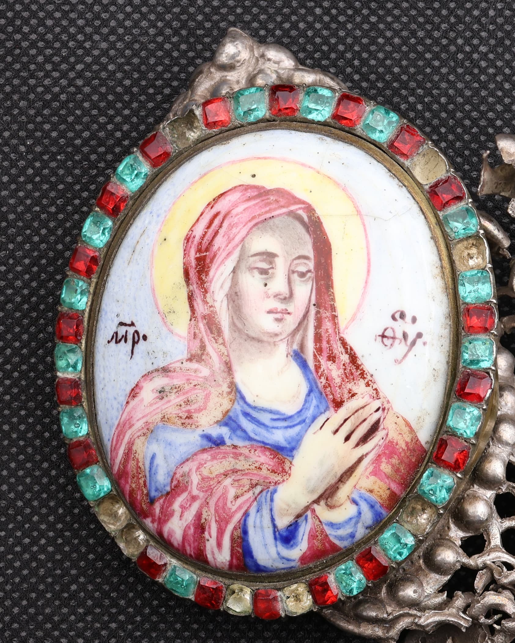 Медальйон, з зображенням Богоматері, вкритий емаллю, оздоблений штучним камінням, з прикріпленим до нього скульптурним зображенням святого Григорія Богослова.